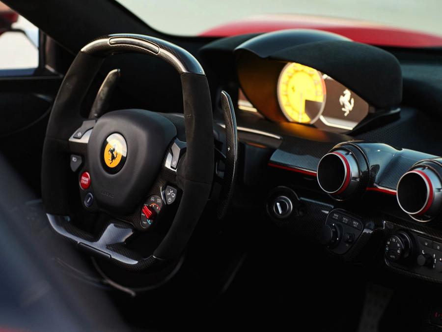 Панель приборов Ferrari LaFerrari Aperta 2017 года  (фото 25 из 36)